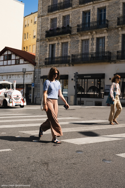 Stadtsandale & Strandsandale von RESLIDES für Reisen, Ferien und Urlaub, Frau in der Stadt im Sommer